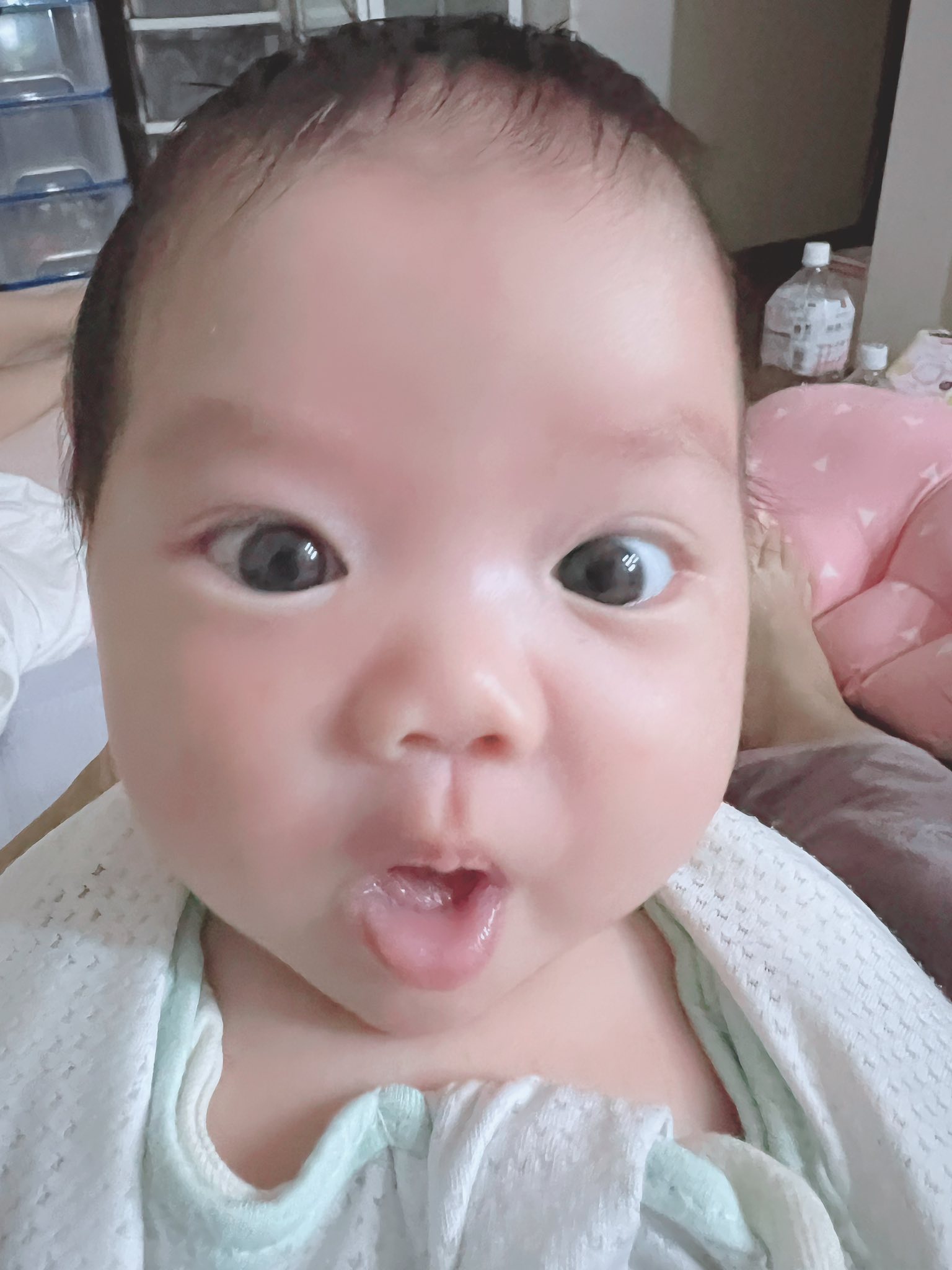 Quỳnh Trần JP đưa con gái mới sinh về thăm quê ngoại, hội bỉm sữa xuýt xoa vì bé giống hệt mẹ ở điểm này- Ảnh 2.