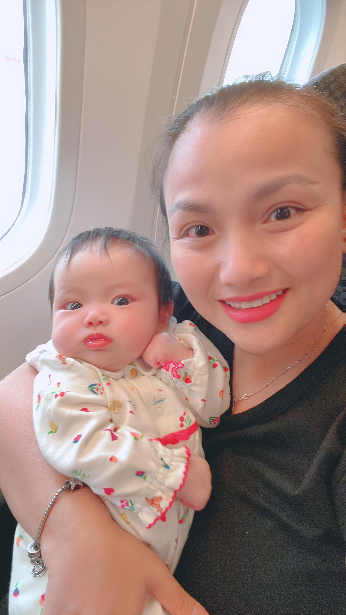 Quỳnh Trần JP đưa con gái mới sinh về thăm quê ngoại, hội bỉm sữa xuýt xoa vì bé giống hệt mẹ ở điểm này- Ảnh 3.