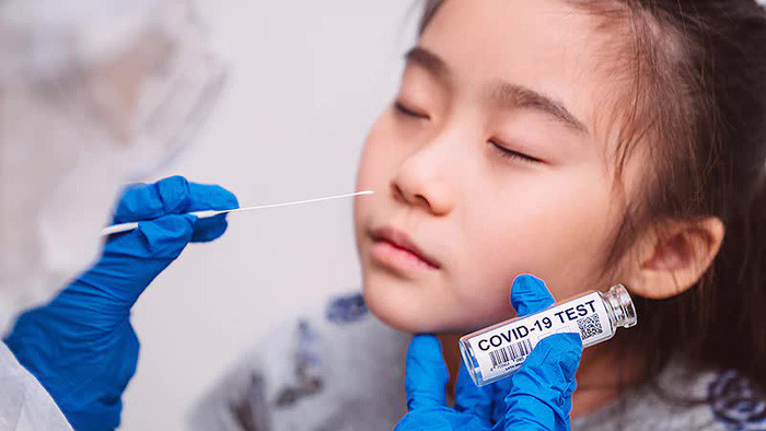 Bé 4 tuổi sốt ho kéo dài là bị cúm hay Covid-19? 4 điểm phân biệt mẹ cần nắm rõ để kịp thời điều trị- Ảnh 3.