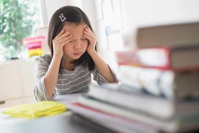 Bé 4 tuổi sốt ho kéo dài là bị cúm hay Covid-19? 4 điểm phân biệt mẹ cần nắm rõ để kịp thời điều trị- Ảnh 1.