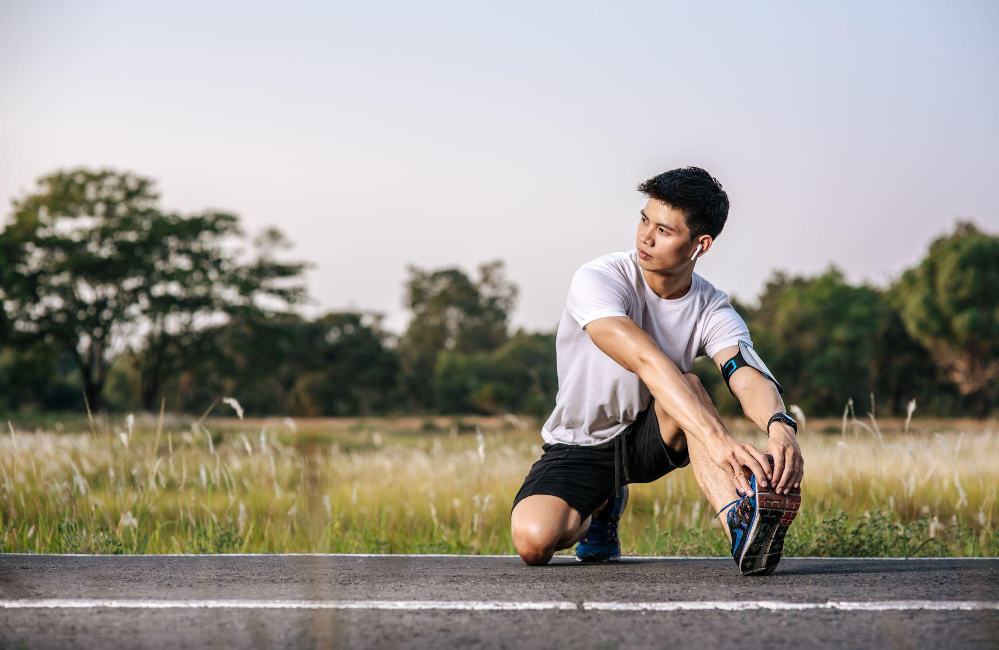 Từ chai nước mát lạnh tới đôi giày chạy “chất lừ”: Bí quyết “x2” niềm vui của runner văn phòng thế hệ trẻ- Ảnh 1. Từ chai nước mát lạnh tới đôi giày chạy “chất lừ”: Bí quyết “x2” niềm vui của runner văn phòng thế hệ trẻ- Ảnh 1.