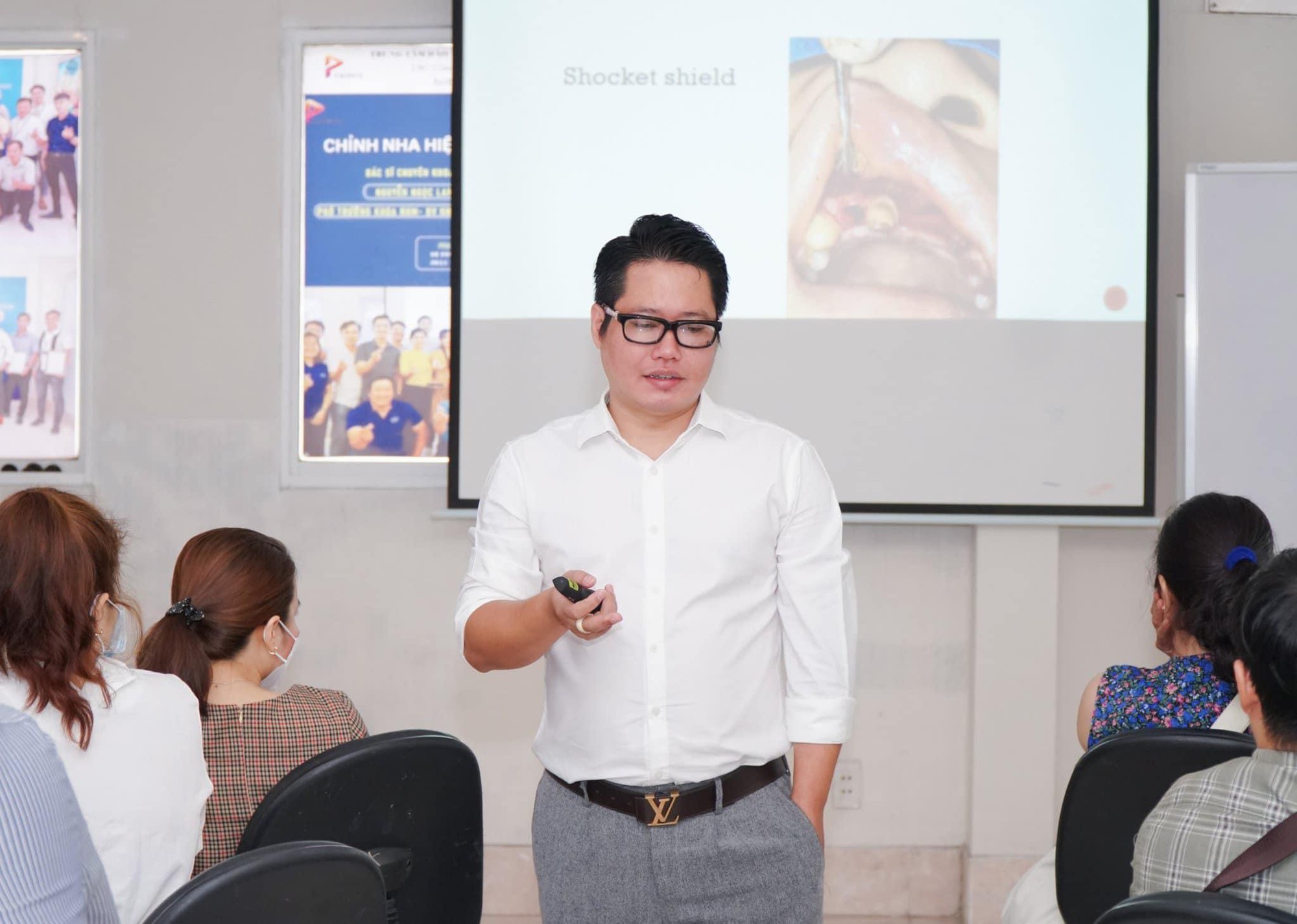 Người "cứu tinh" của những nụ cười: "Sửa răng sứ hỏng" cũng cần cả trái tim- Ảnh 4.