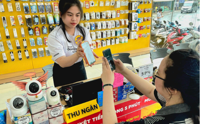 Dịch vụ nạp - rút tiền tại Thế Giới Di Động sau 6 tháng: phí nhẹ, hỗ trợ hơn 40 ngân hàng lớn phổ biến…- Ảnh 1.
