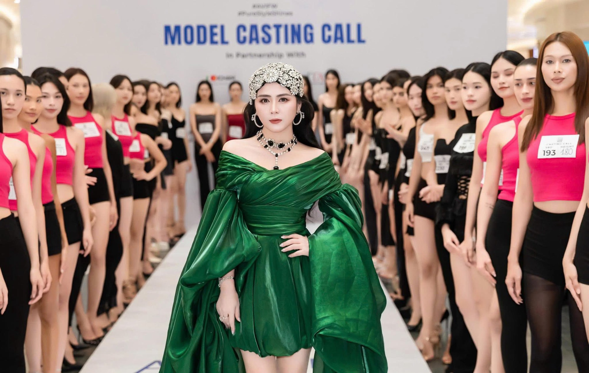 NTK Thanh Hương Bùi hé lộ ý tưởng đặc biệt: "Mỗi người mẫu sẽ truyền tải câu chuyện riêng qua trang phục"- Ảnh 1.