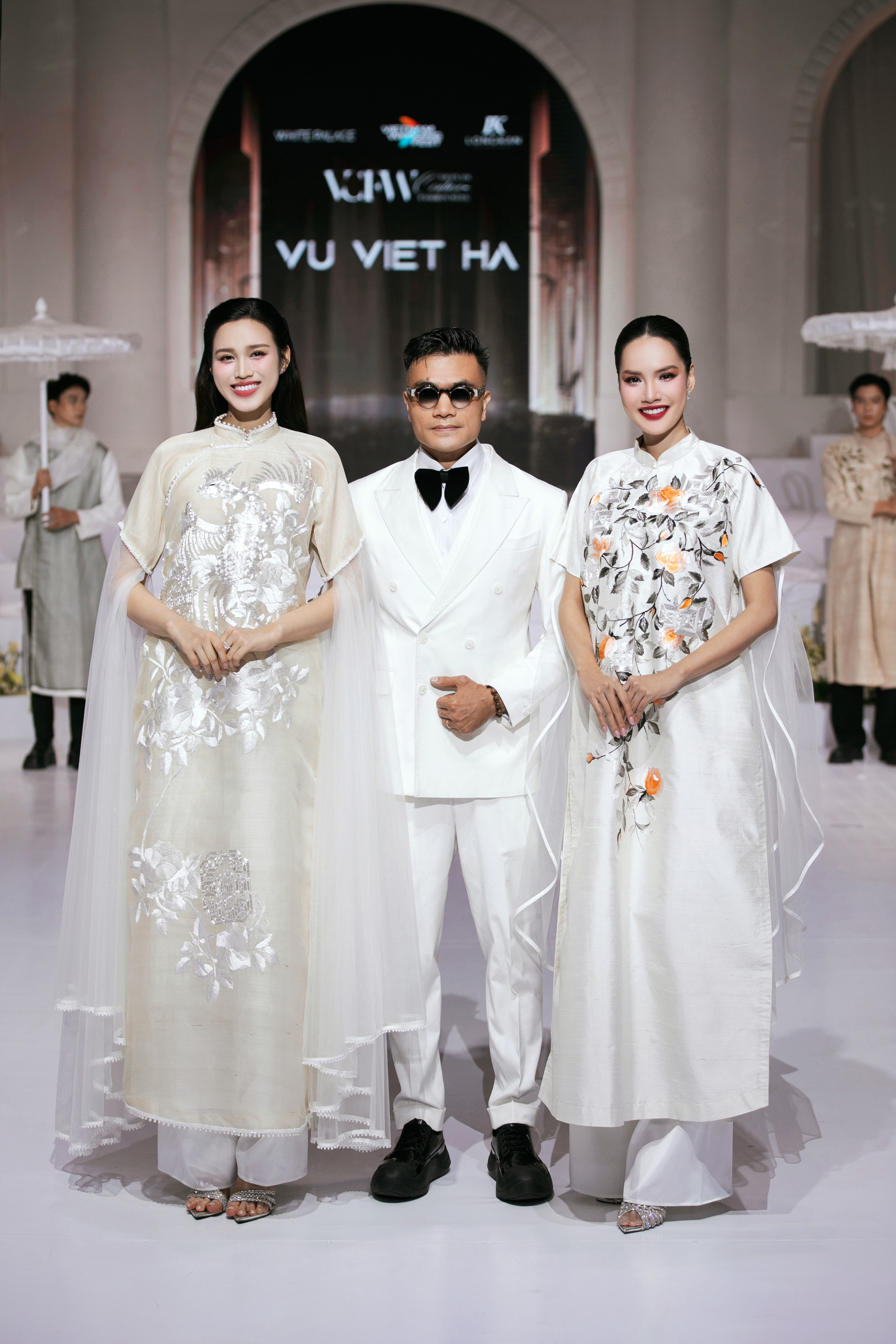 HH Đỗ Hà diện áo dài trắng trên sàn diễn: Khắp cõi mạng dậy sóng, đúng là "Chánh cung của Thập kỷ hương sắc" - Ảnh 17.