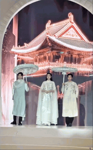 HH Đỗ Hà diện áo dài trắng trên sàn diễn: Khắp cõi mạng dậy sóng, đúng là "Chánh cung của Thập kỷ hương sắc" - Ảnh 1.