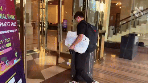 Công Phượng gây sốc với diện mạo mới, sao bóng đá lái xế hộp xịn, mang cả "đồ nghề"massage lên hội quân ĐT Việt Nam- Ảnh 4.