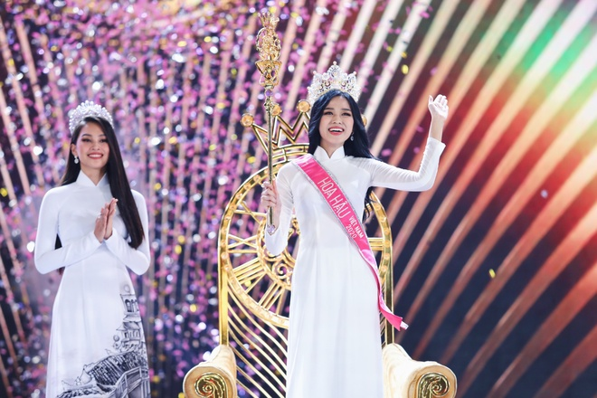 HH Đỗ Hà diện áo dài trắng trên sàn diễn: Khắp cõi mạng dậy sóng, đúng là "Chánh cung của Thập kỷ hương sắc" - Ảnh 6.