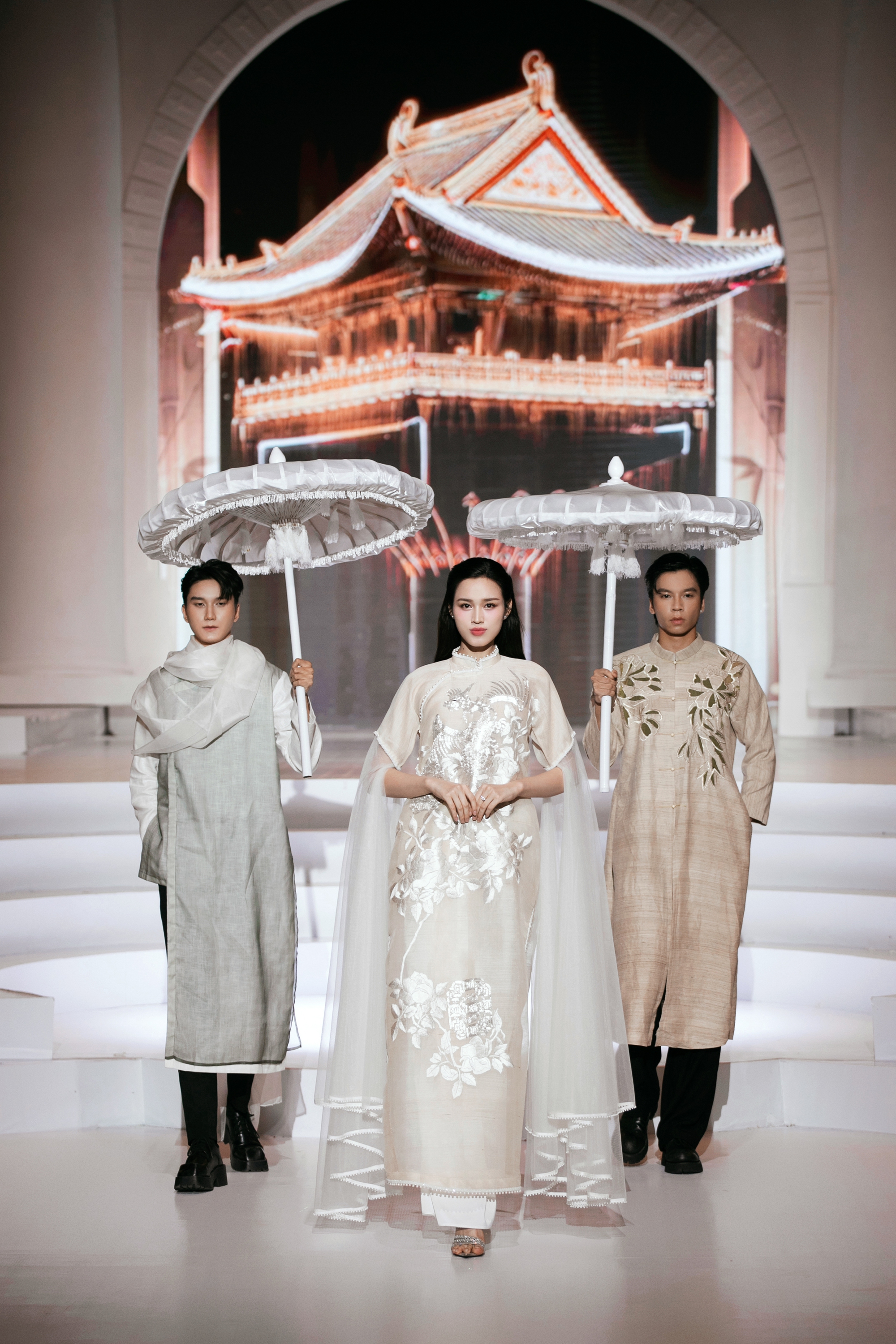 HH Đỗ Hà diện áo dài trắng trên sàn diễn: Khắp cõi mạng dậy sóng, đúng là "Chánh cung của Thập kỷ hương sắc" - Ảnh 3.