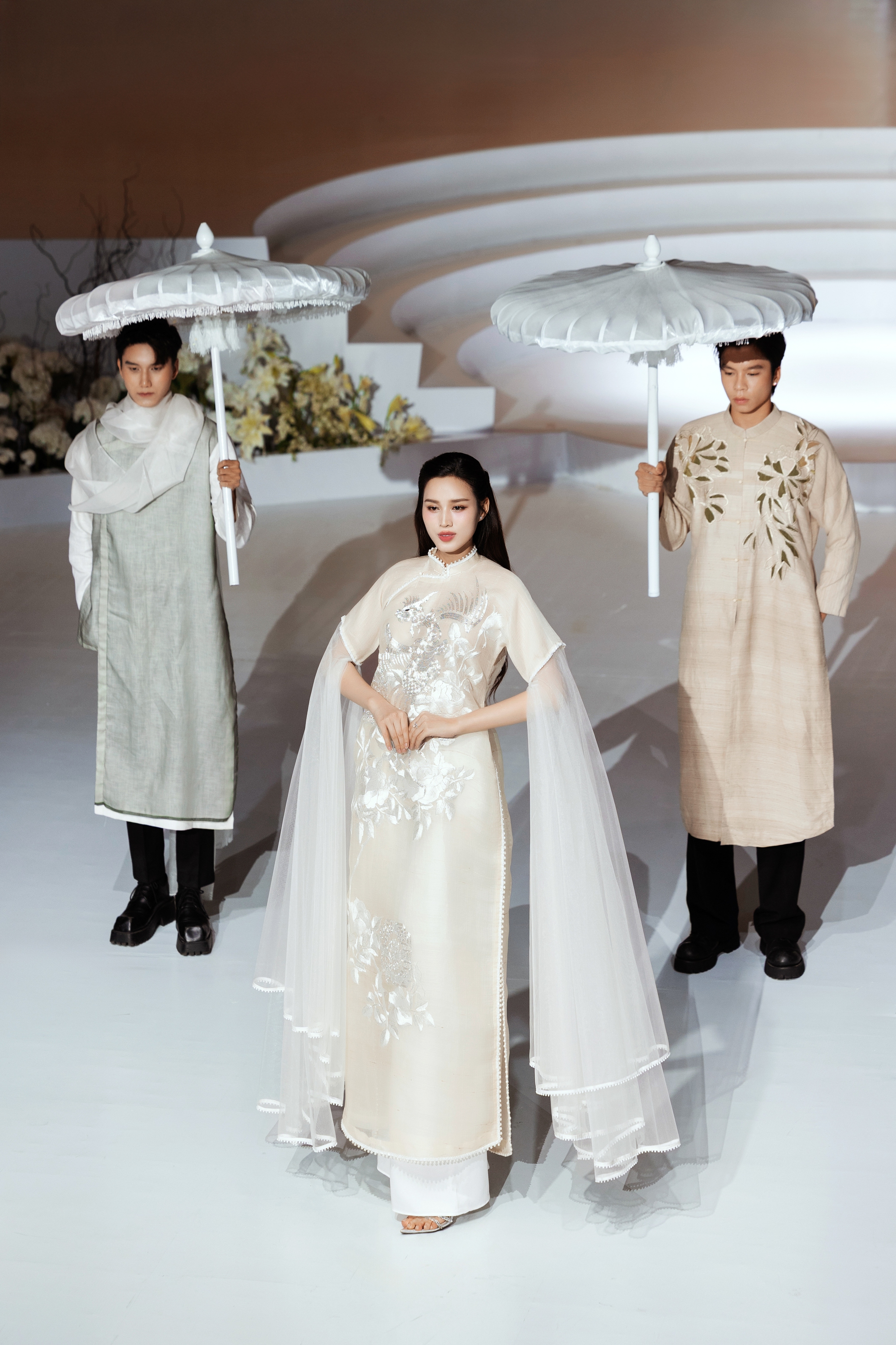 HH Đỗ Hà diện áo dài trắng trên sàn diễn: Khắp cõi mạng dậy sóng, đúng là "Chánh cung của Thập kỷ hương sắc" - Ảnh 4.