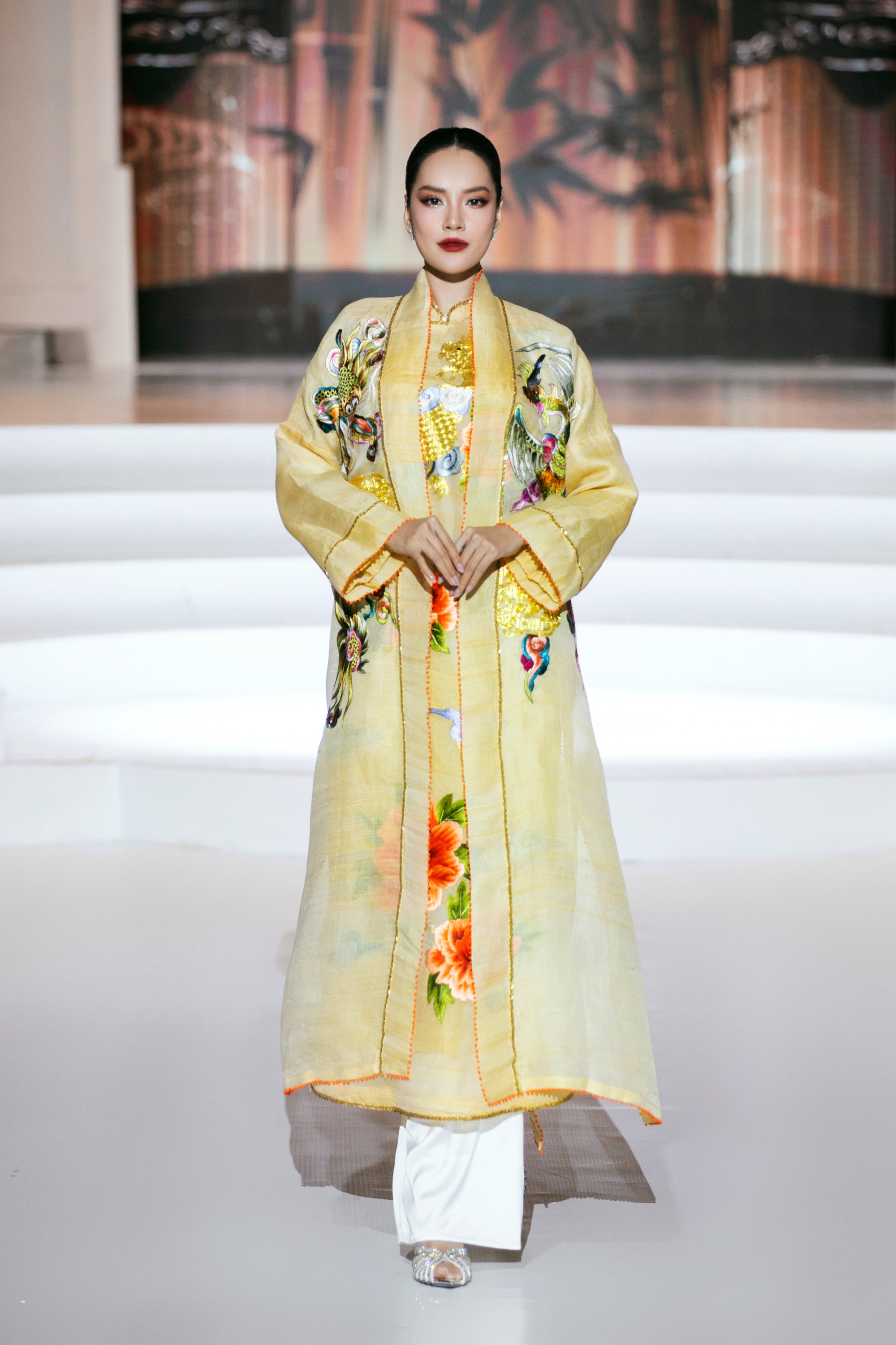 HH Đỗ Hà diện áo dài trắng trên sàn diễn: Khắp cõi mạng dậy sóng, đúng là "Chánh cung của Thập kỷ hương sắc" - Ảnh 8.