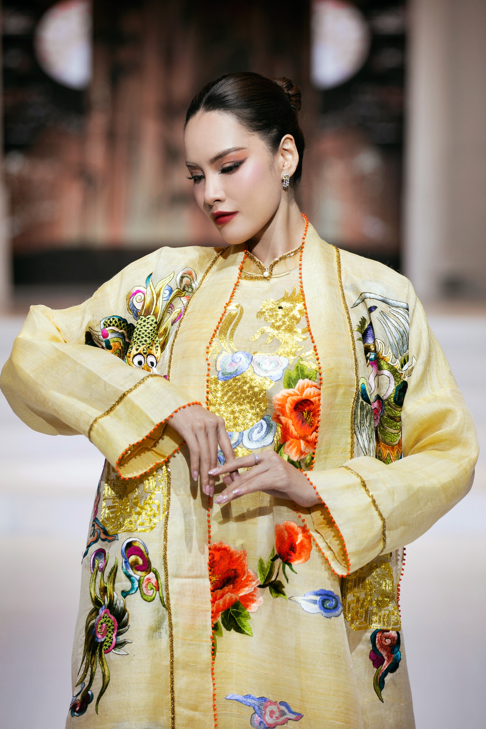 HH Đỗ Hà diện áo dài trắng trên sàn diễn: Khắp cõi mạng dậy sóng, đúng là "Chánh cung của Thập kỷ hương sắc" - Ảnh 9.