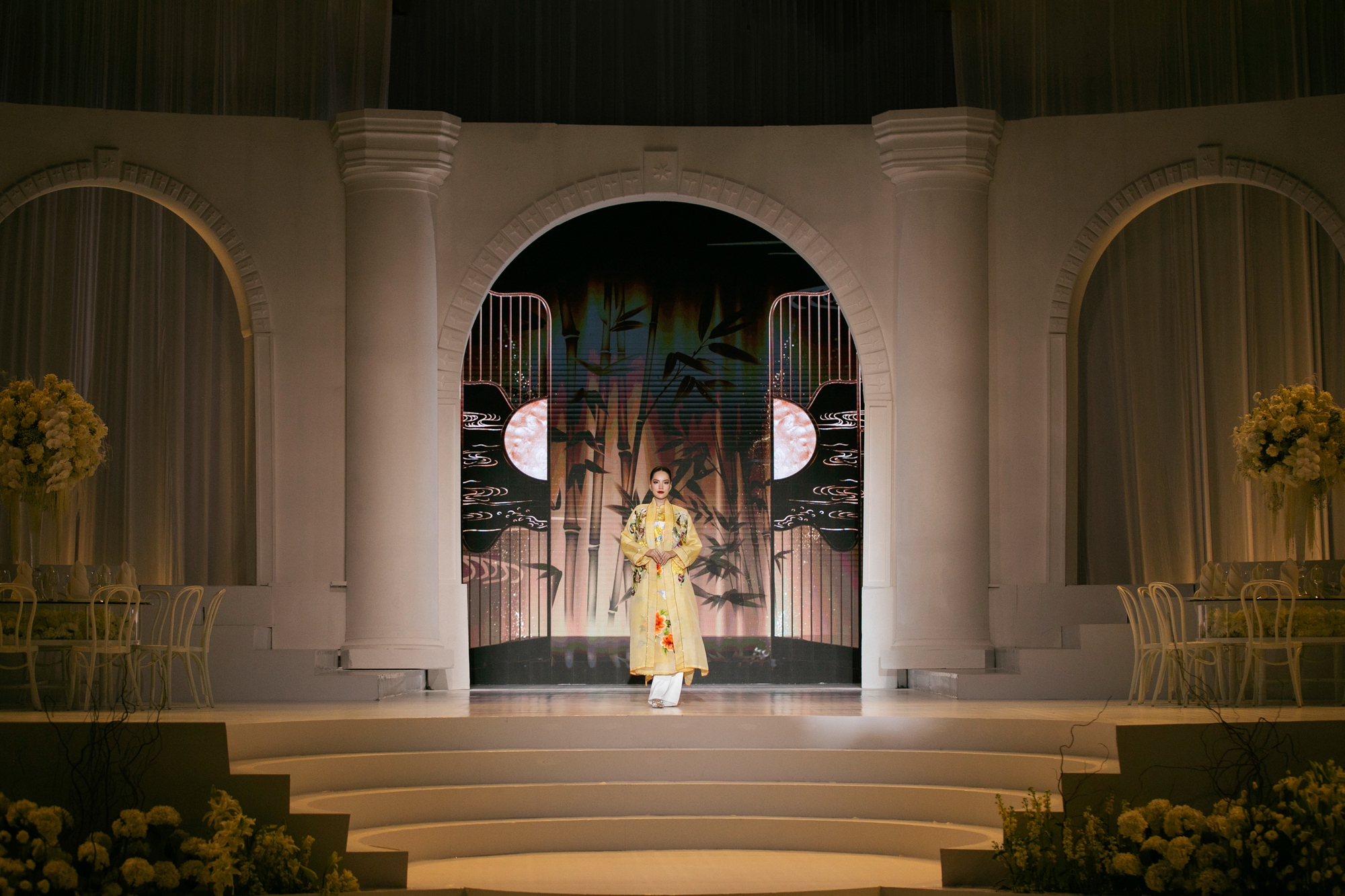 HH Đỗ Hà diện áo dài trắng trên sàn diễn: Khắp cõi mạng dậy sóng, đúng là "Chánh cung của Thập kỷ hương sắc" - Ảnh 7.