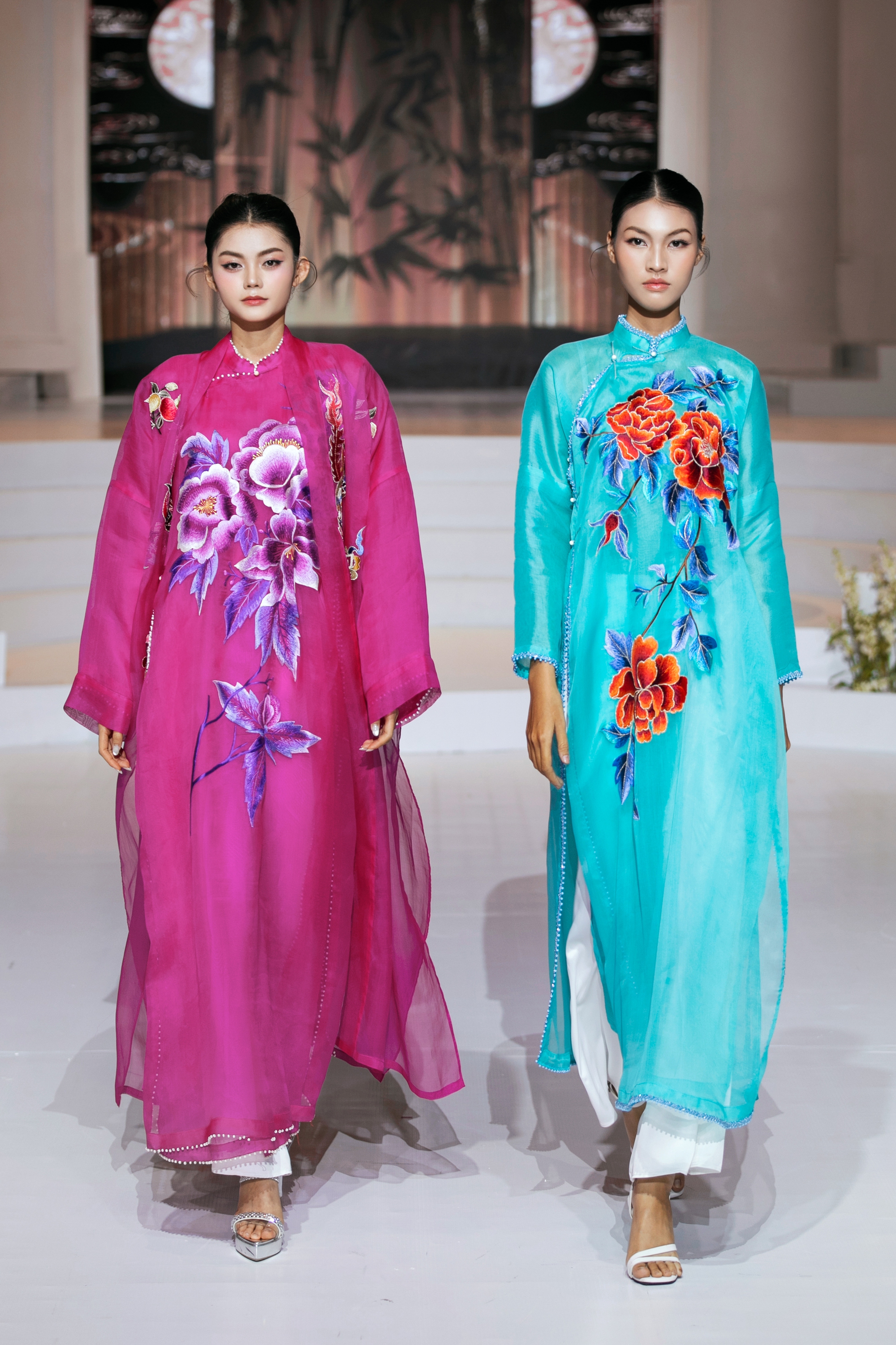 HH Đỗ Hà diện áo dài trắng trên sàn diễn: Khắp cõi mạng dậy sóng, đúng là "Chánh cung của Thập kỷ hương sắc" - Ảnh 11.