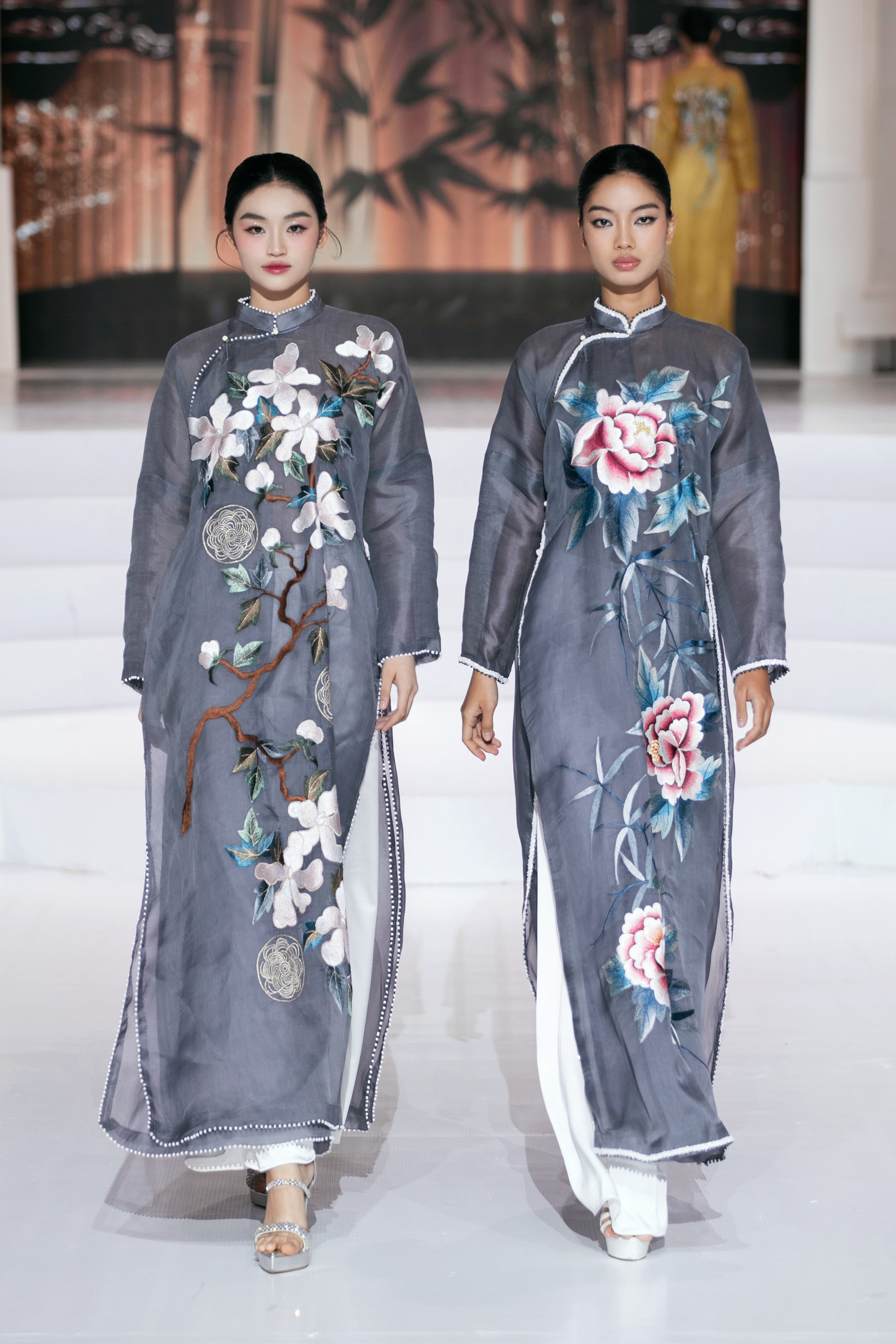 HH Đỗ Hà diện áo dài trắng trên sàn diễn: Khắp cõi mạng dậy sóng, đúng là "Chánh cung của Thập kỷ hương sắc" - Ảnh 13.