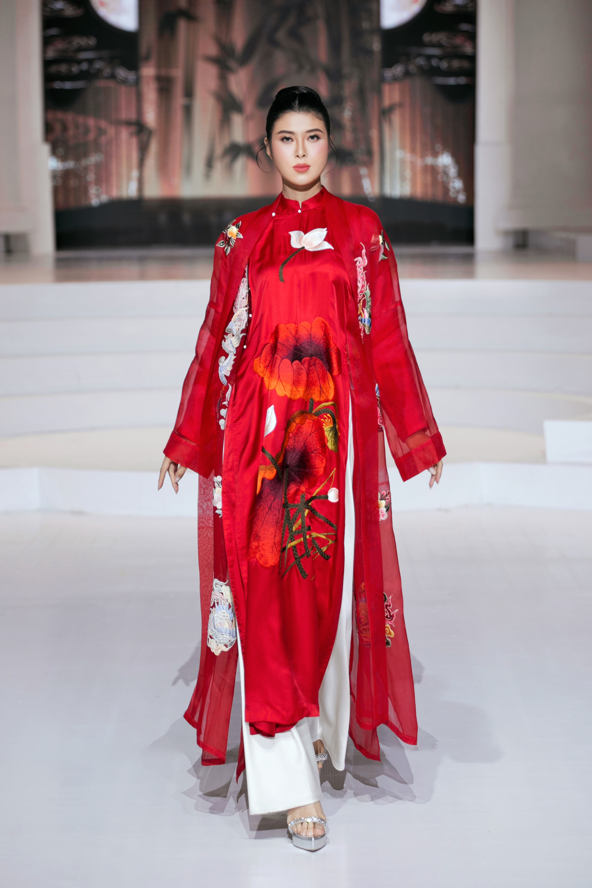 HH Đỗ Hà diện áo dài trắng trên sàn diễn: Khắp cõi mạng dậy sóng, đúng là "Chánh cung của Thập kỷ hương sắc" - Ảnh 15.