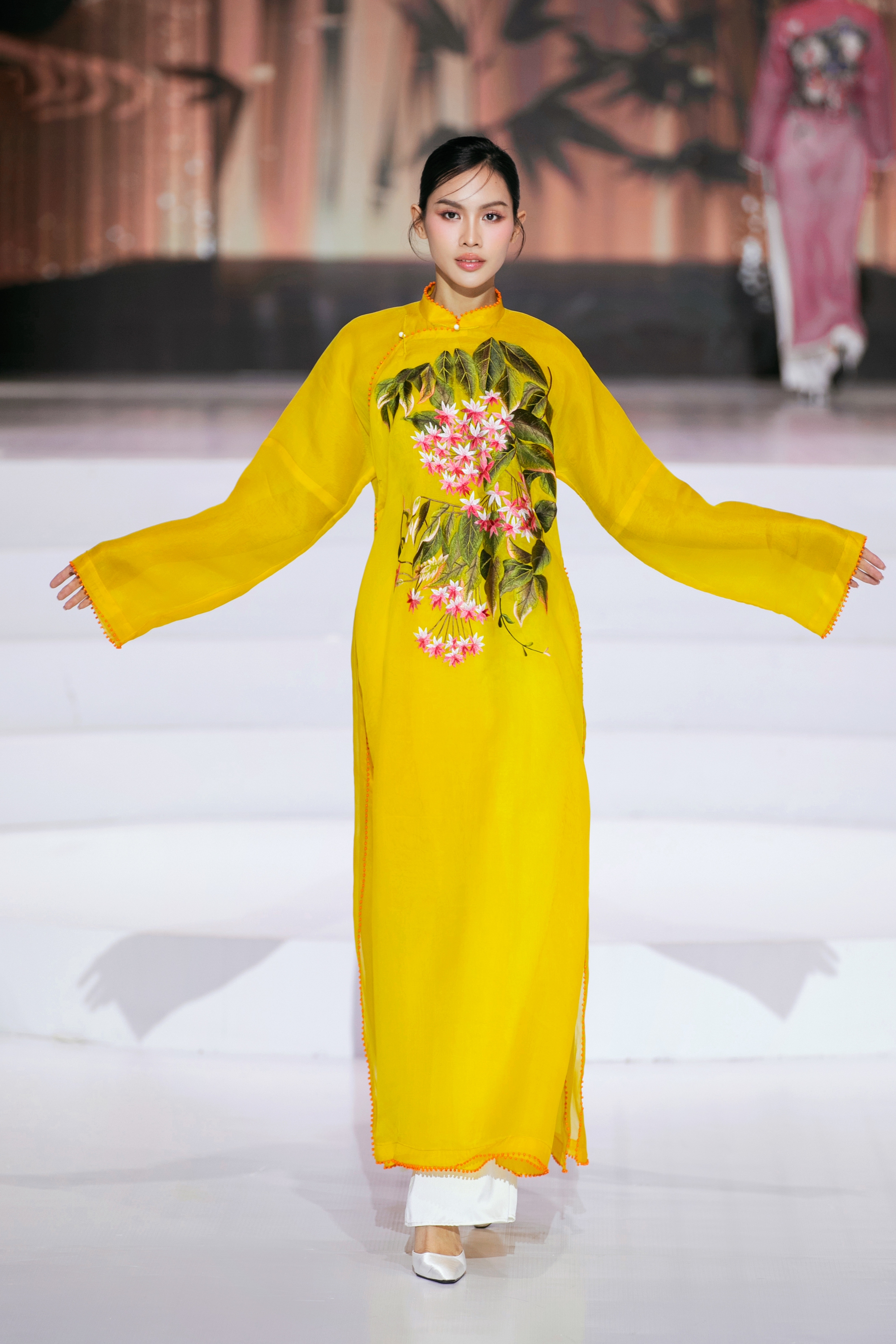 HH Đỗ Hà diện áo dài trắng trên sàn diễn: Khắp cõi mạng dậy sóng, đúng là "Chánh cung của Thập kỷ hương sắc" - Ảnh 12.