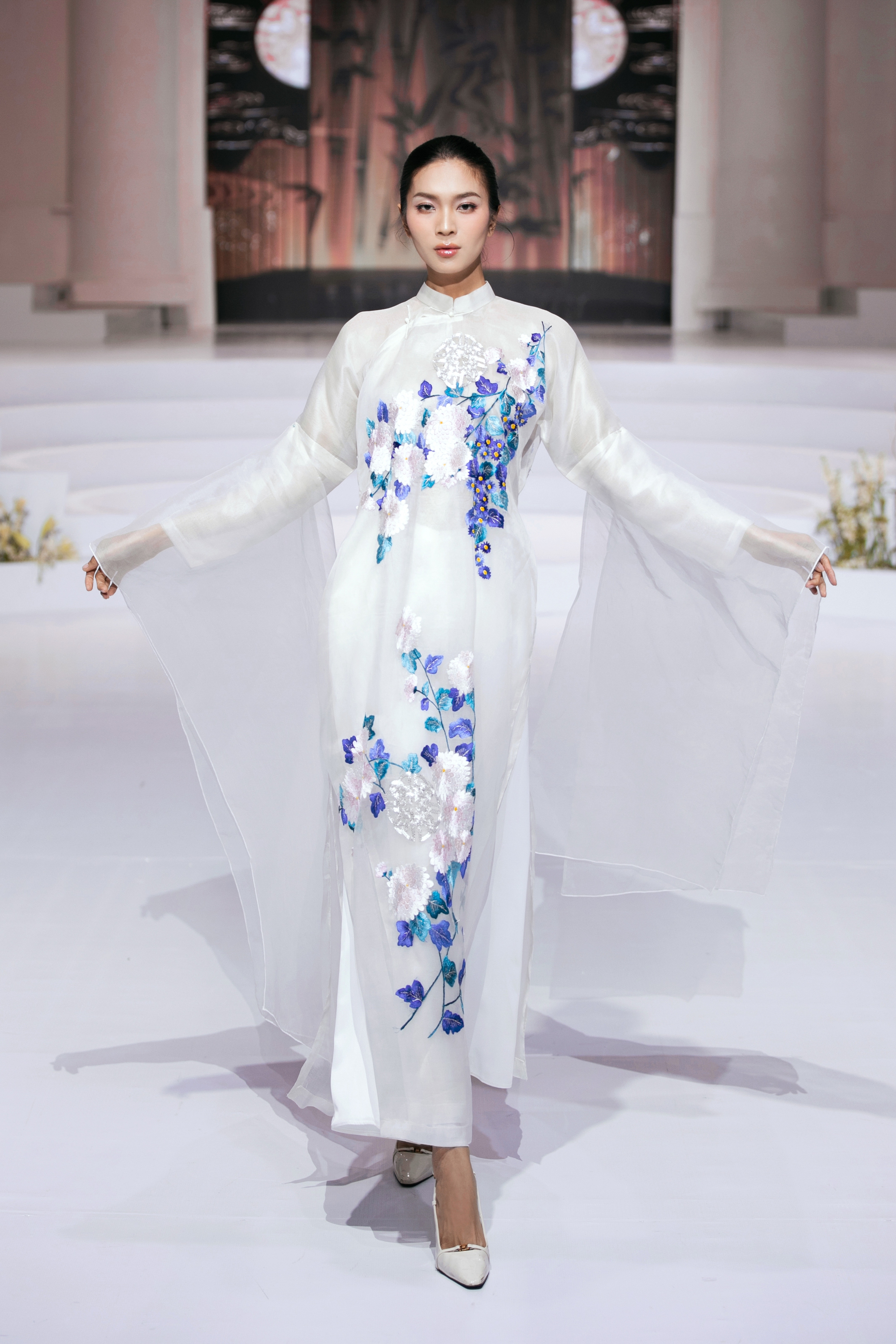 HH Đỗ Hà diện áo dài trắng trên sàn diễn: Khắp cõi mạng dậy sóng, đúng là "Chánh cung của Thập kỷ hương sắc" - Ảnh 10.