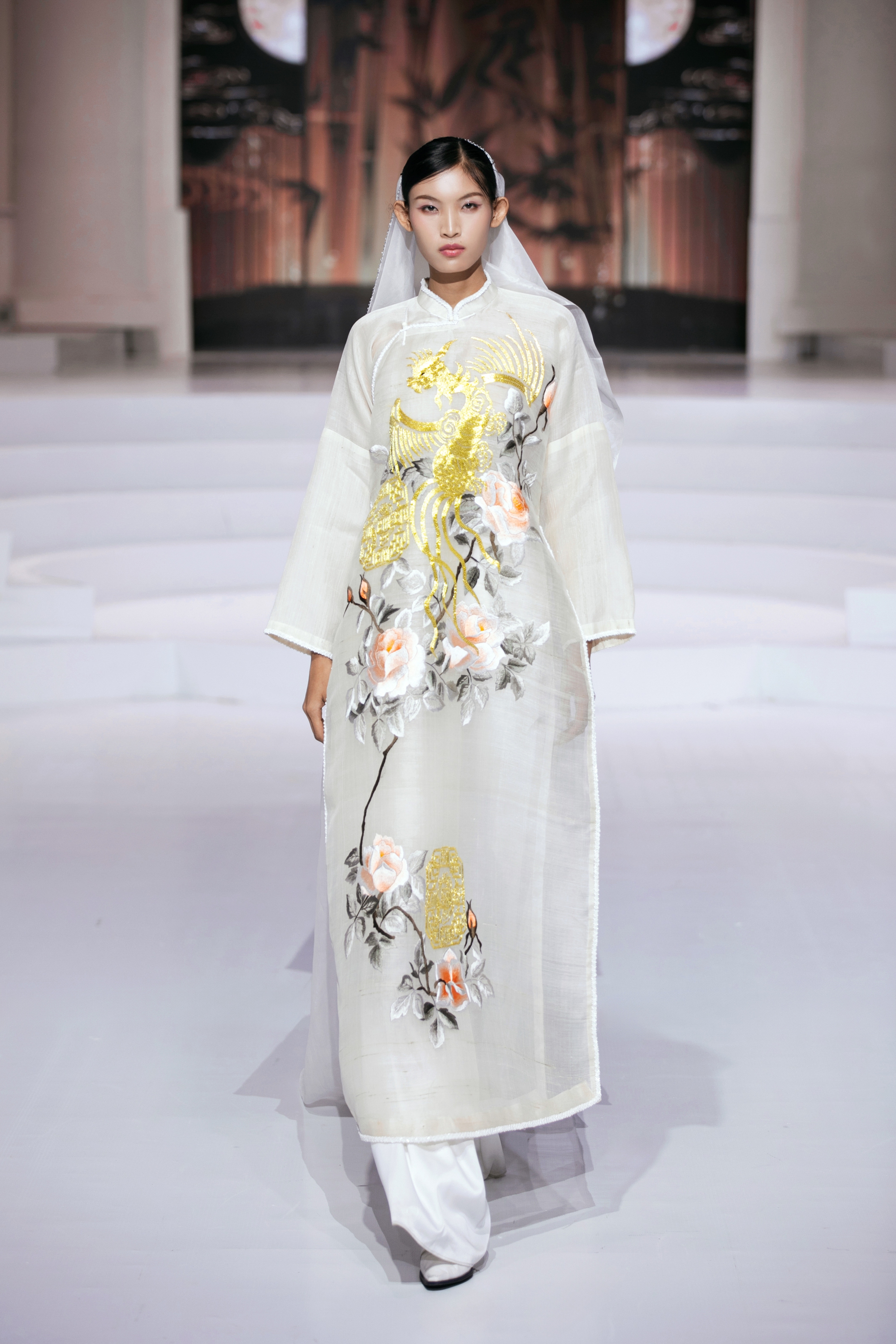 HH Đỗ Hà diện áo dài trắng trên sàn diễn: Khắp cõi mạng dậy sóng, đúng là "Chánh cung của Thập kỷ hương sắc" - Ảnh 14.