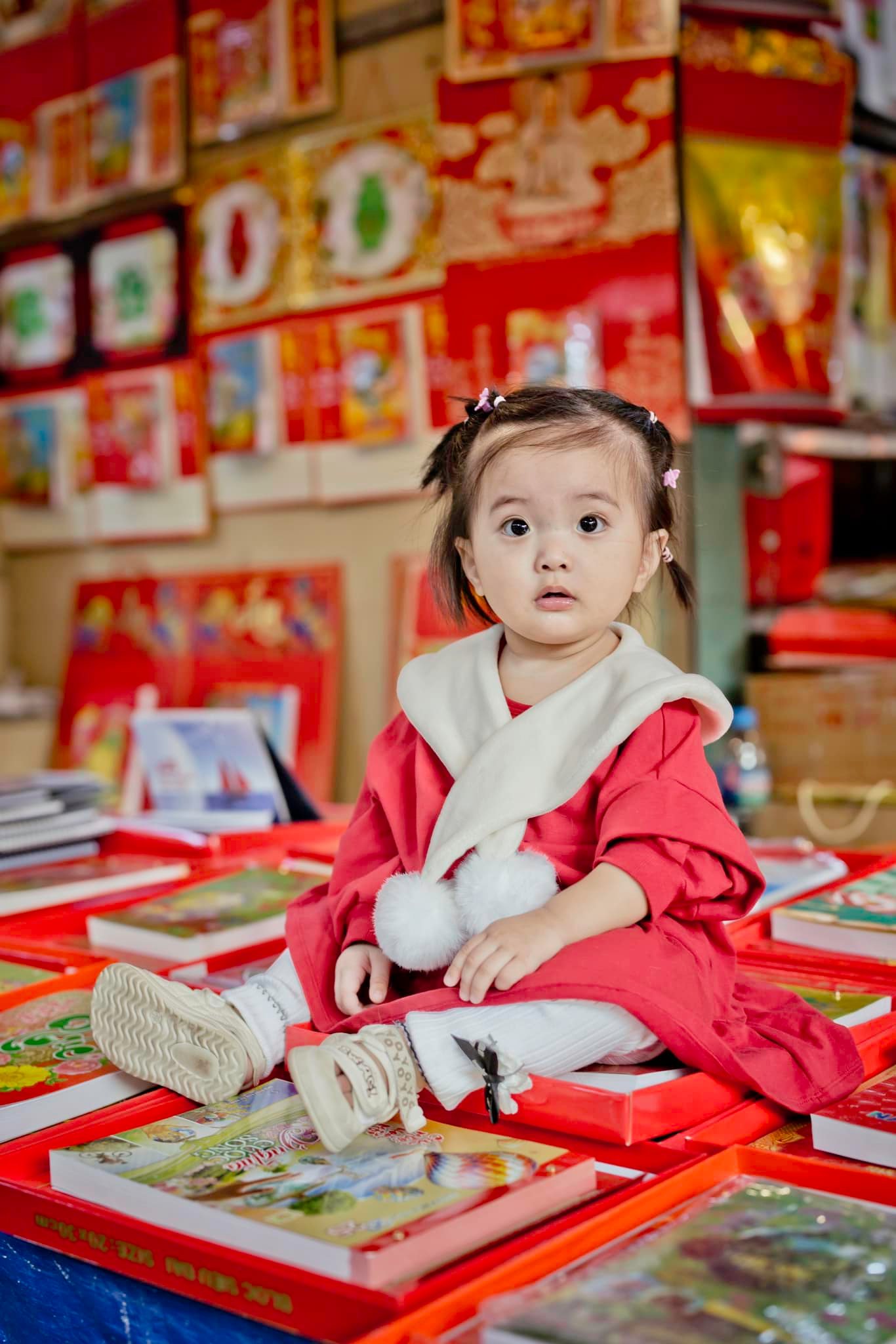 Vẻ đẹp như búp bê của con gái út nhà Khánh Thi-Phan Hiển, đáng yêu cỡ này bảo sao lu mờ bố mẹ nổi tiếng- Ảnh 9. Vẻ đẹp như búp bê của con gái út nhà Khánh Thi-Phan Hiển, đáng yêu cỡ này bảo sao lu mờ bố mẹ nổi tiếng- Ảnh 9.