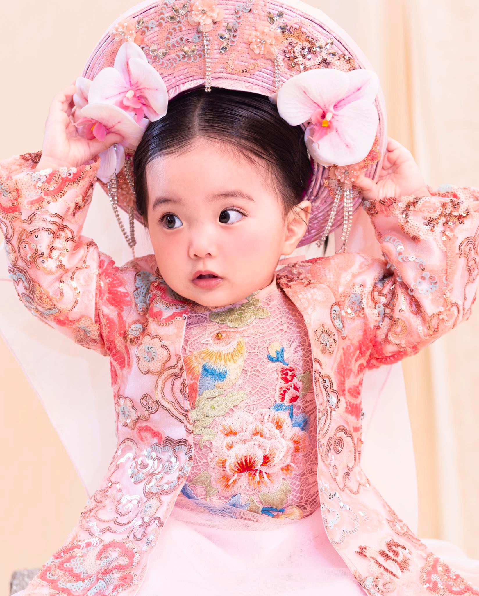 Vẻ đẹp như búp bê của con gái út nhà Khánh Thi-Phan Hiển, đáng yêu cỡ này bảo sao lu mờ bố mẹ nổi tiếng- Ảnh 2. Vẻ đẹp như búp bê của con gái út nhà Khánh Thi-Phan Hiển, đáng yêu cỡ này bảo sao lu mờ bố mẹ nổi tiếng- Ảnh 2.