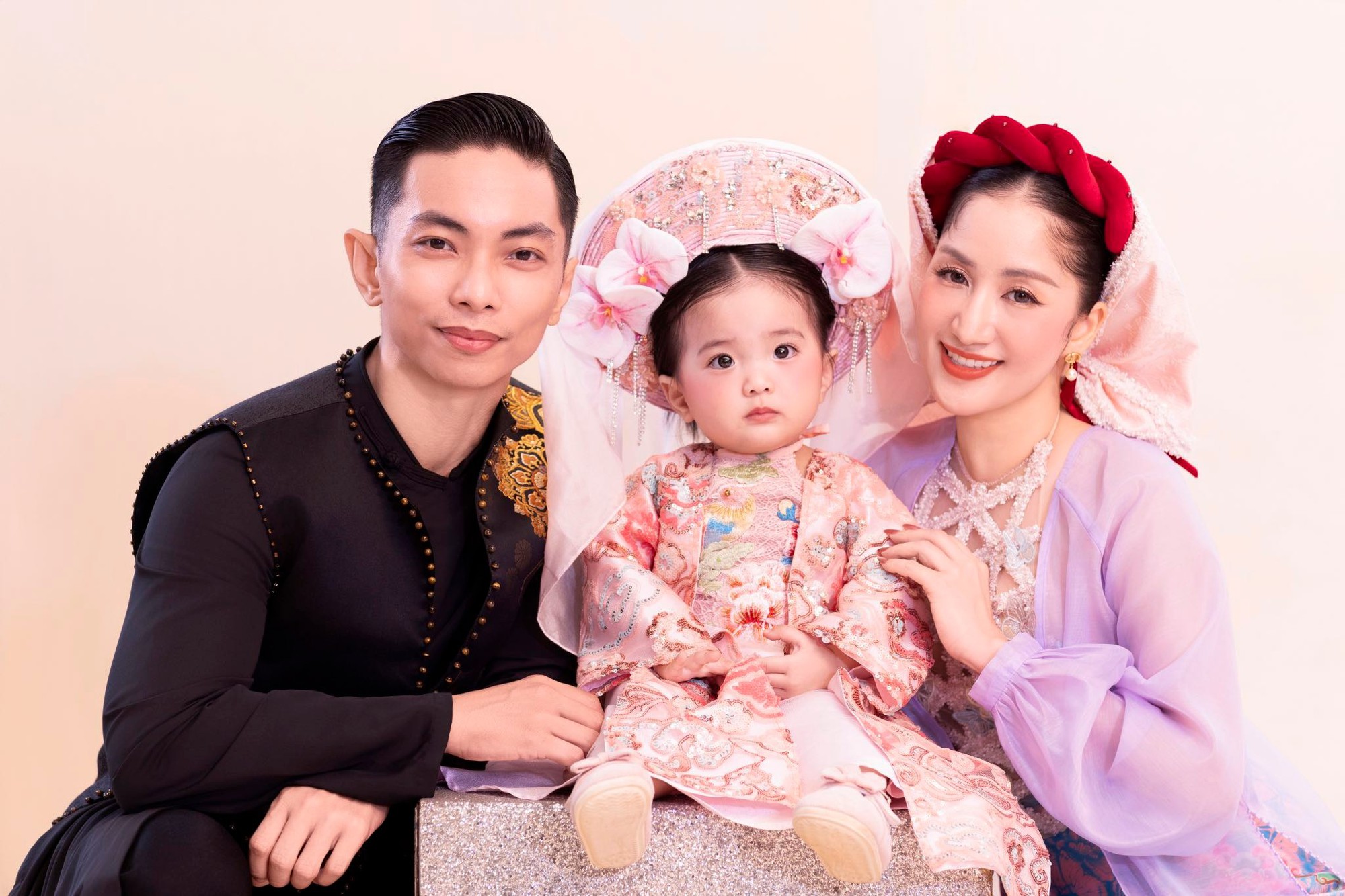 Vẻ đẹp như búp bê của con gái út nhà Khánh Thi-Phan Hiển, đáng yêu cỡ này bảo sao lu mờ bố mẹ nổi tiếng- Ảnh 5. Vẻ đẹp như búp bê của con gái út nhà Khánh Thi-Phan Hiển, đáng yêu cỡ này bảo sao lu mờ bố mẹ nổi tiếng- Ảnh 5.