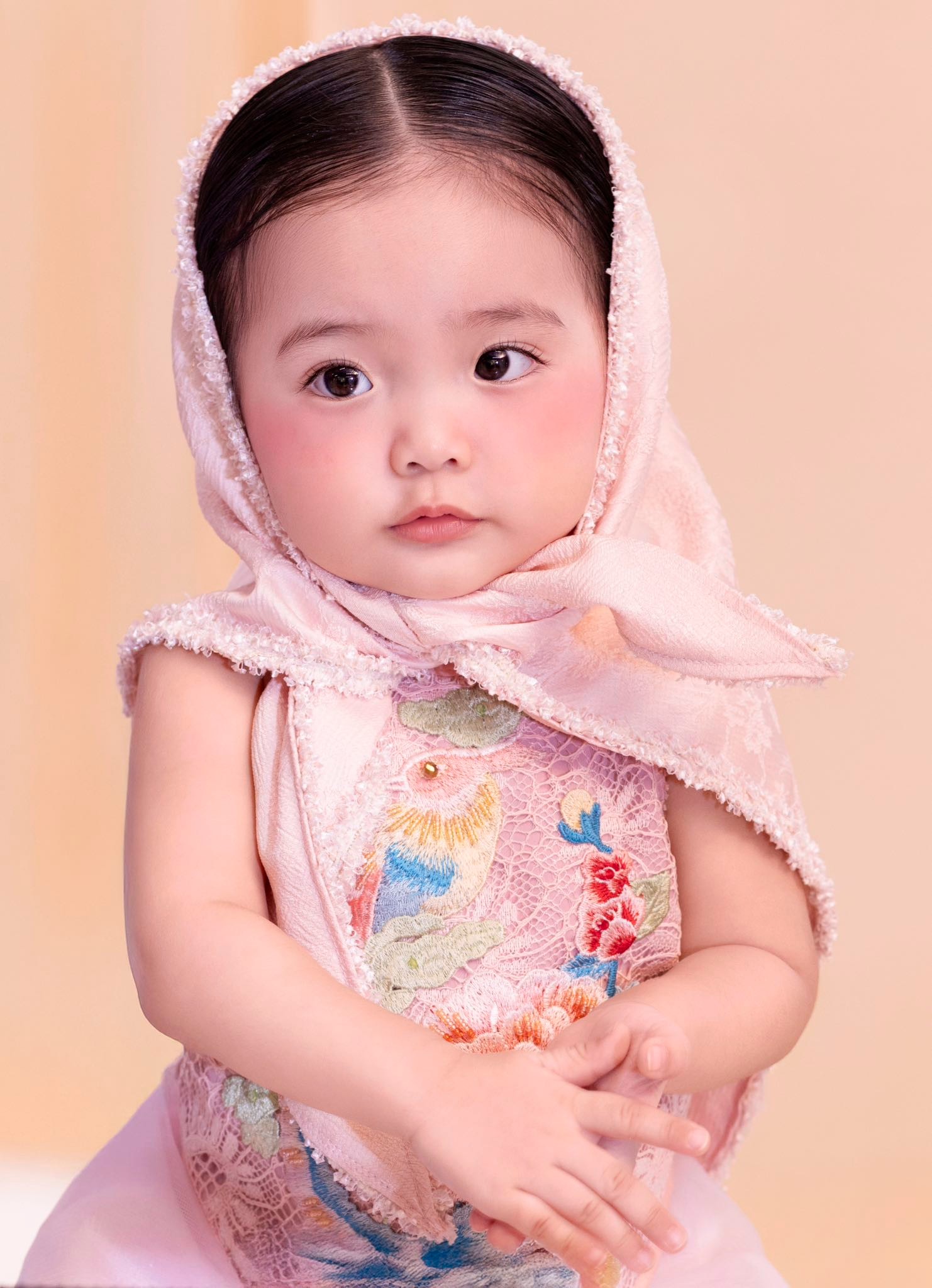 Vẻ đẹp như búp bê của con gái út nhà Khánh Thi-Phan Hiển, đáng yêu cỡ này bảo sao lu mờ bố mẹ nổi tiếng- Ảnh 6. Vẻ đẹp như búp bê của con gái út nhà Khánh Thi-Phan Hiển, đáng yêu cỡ này bảo sao lu mờ bố mẹ nổi tiếng- Ảnh 6.