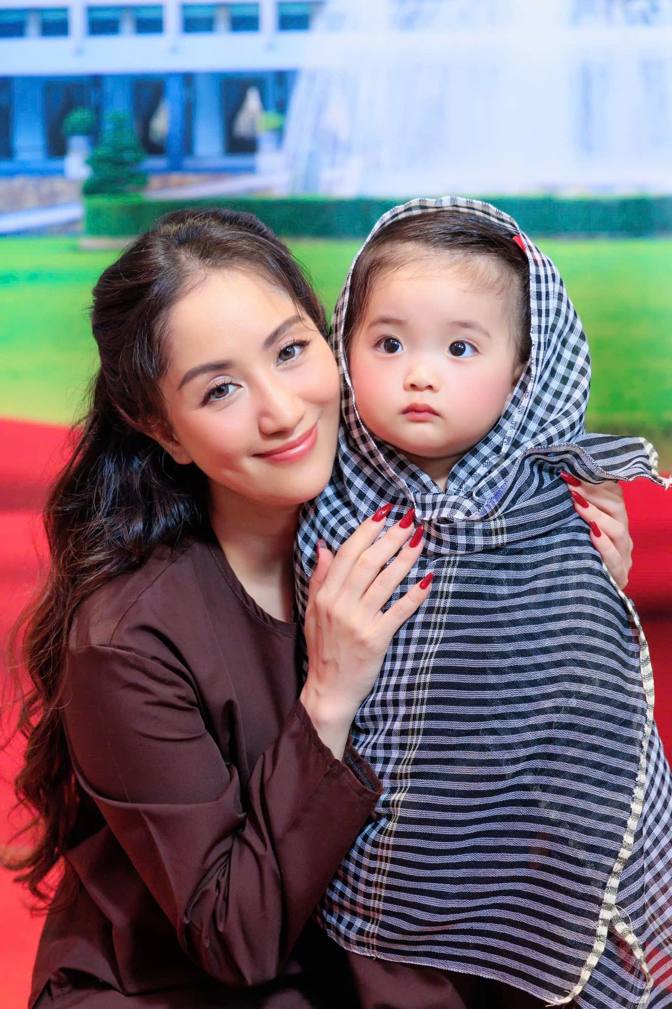 Vẻ đẹp như búp bê của con gái út nhà Khánh Thi-Phan Hiển, đáng yêu cỡ này bảo sao lu mờ bố mẹ nổi tiếng- Ảnh 1. Vẻ đẹp như búp bê của con gái út nhà Khánh Thi-Phan Hiển, đáng yêu cỡ này bảo sao lu mờ bố mẹ nổi tiếng- Ảnh 1.