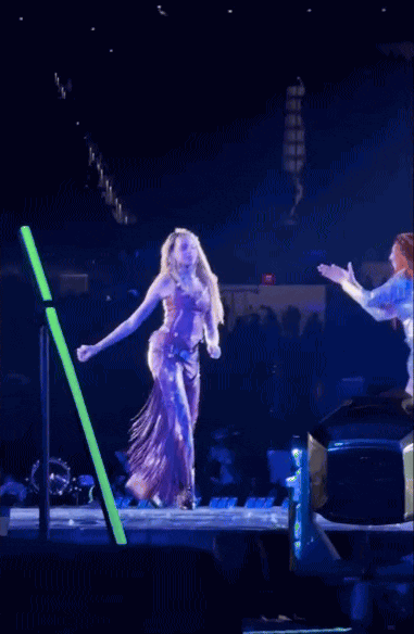 “Đứa trẻ vàng” của ngành âm nhạc bị chê không có tố chất, nhảy đơ cứng như robot- Ảnh 4. “Đứa trẻ vàng” của ngành âm nhạc bị chê không có tố chất, nhảy đơ cứng như robot- Ảnh 4.