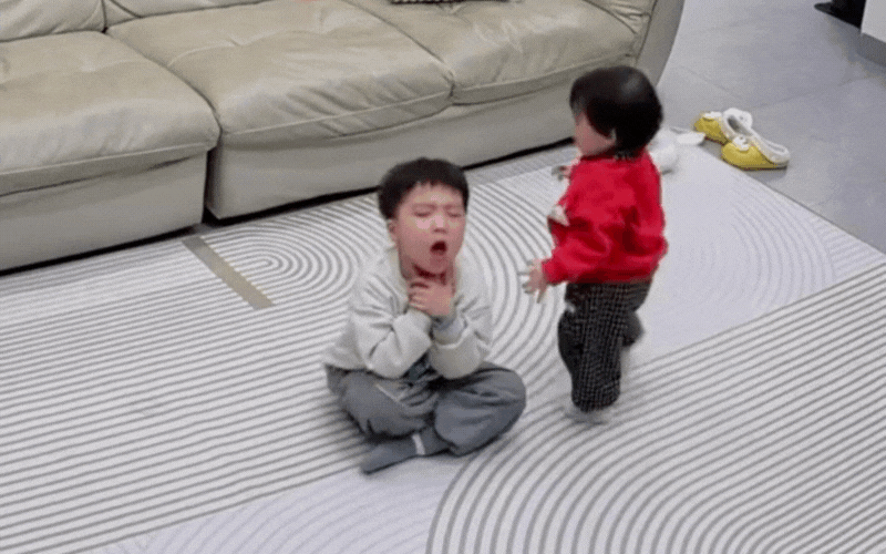 40 giây kinh hoàng của bé trai khóc ngặt vì hóc hạt, xem đến cuối clip chỉ biết run rẩy, bủn rủn chân tay- Ảnh 1. 40 giây kinh hoàng của bé trai khóc ngặt vì hóc hạt, xem đến cuối clip chỉ biết run rẩy, bủn rủn chân tay- Ảnh 1.