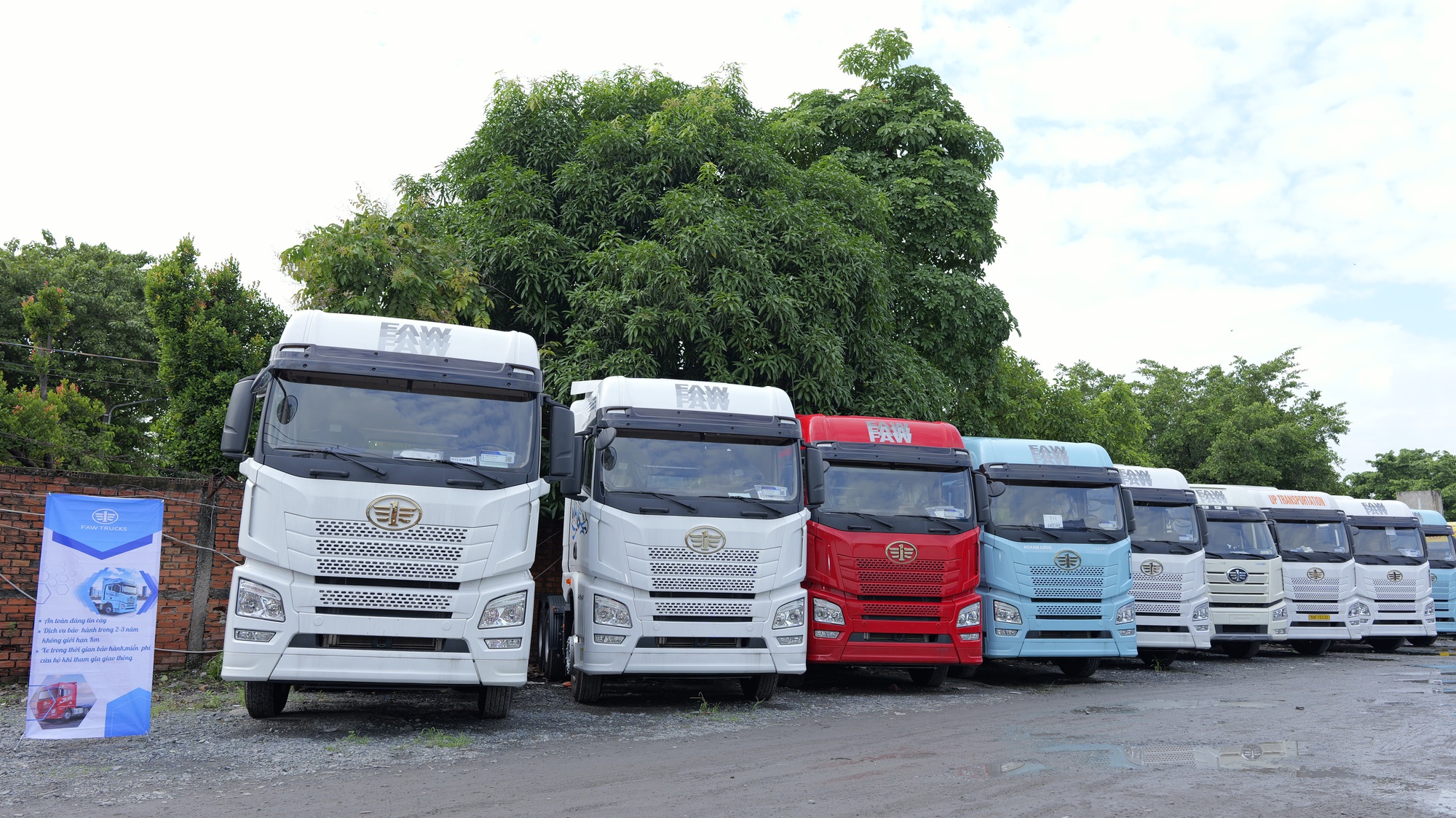 Nhiều khách hàng hào hứng lái thử xe tải FAW Trucks tại thành phố Hồ Chí Minh- Ảnh 2.