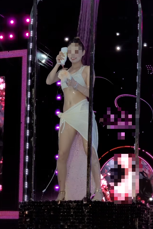Zoom cận khoảnh khắc "cống hiến" của nữ dancer cho buổi diễn, người xem bày tỏ lo lắng- Ảnh 3. Zoom cận khoảnh khắc "cống hiến" của nữ dancer cho buổi diễn, người xem bày tỏ lo lắng- Ảnh 3.