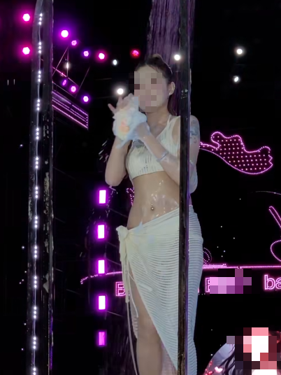 Zoom cận khoảnh khắc "cống hiến" của nữ dancer cho buổi diễn, người xem bày tỏ lo lắng- Ảnh 4. Zoom cận khoảnh khắc "cống hiến" của nữ dancer cho buổi diễn, người xem bày tỏ lo lắng- Ảnh 4.