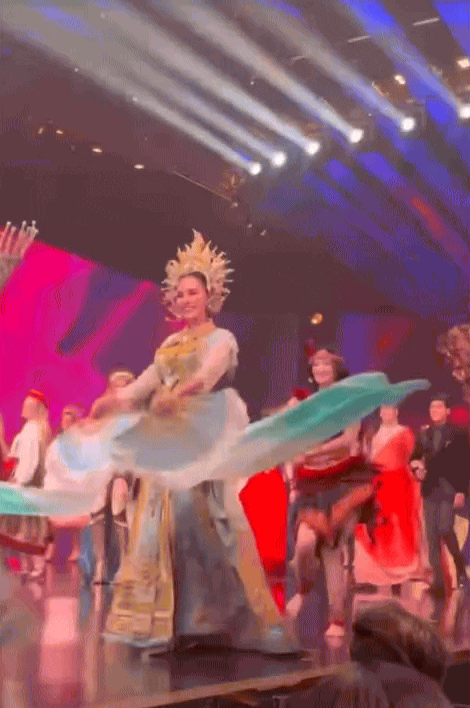 Hoa hậu Ý Nhi lắc hông cực bốc mở màn Chung kết Miss World, visual thế nào mà chiếm trọn spotlight?- Ảnh 2.