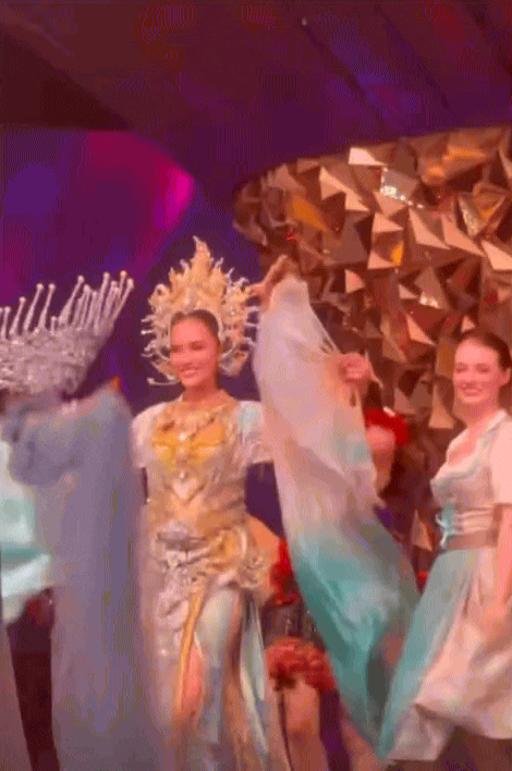 Hoa hậu Ý Nhi lắc hông cực bốc mở màn Chung kết Miss World, visual thế nào mà chiếm trọn spotlight?- Ảnh 1.