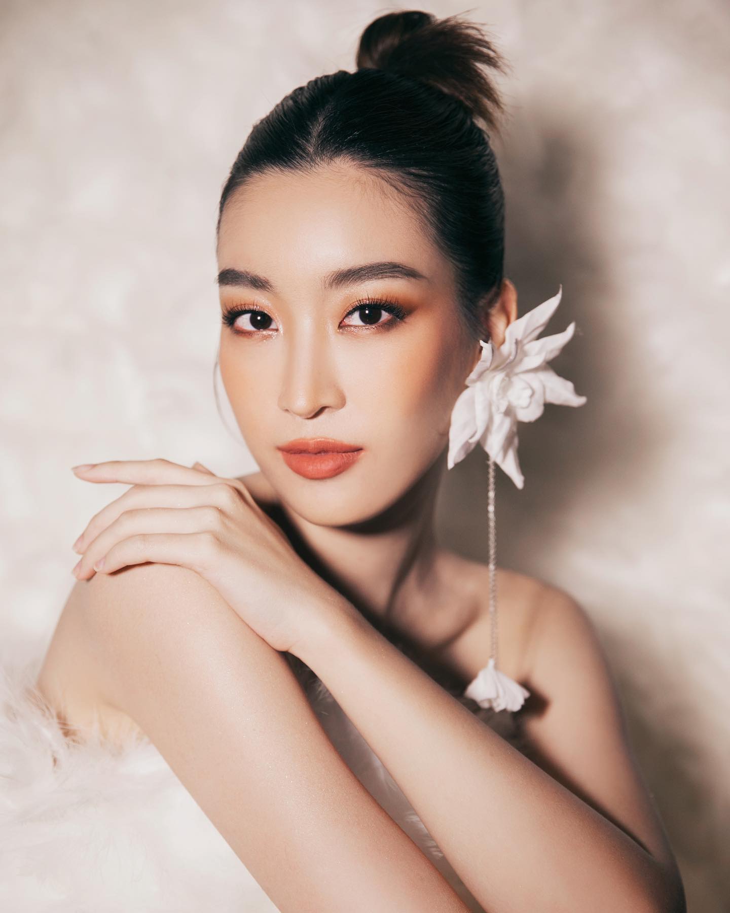 7 “bàn tay ngọc” của showbiz Việt: Số 1 đúng chuẩn tay phu nhân, muốn khổ cũng khó- Ảnh 2.