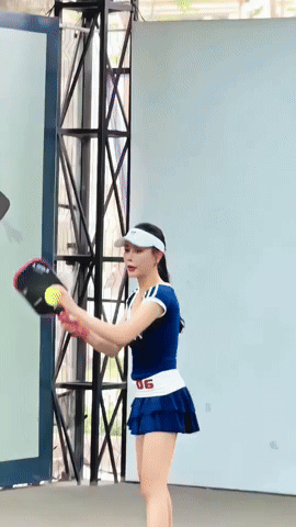 Phương Oanh trắng phát sáng trên sân pickleball, mẹ bỉm 2 con mà body nuột nà quá, netizen rần rần “xin vía” nhan sắc- Ảnh 1.