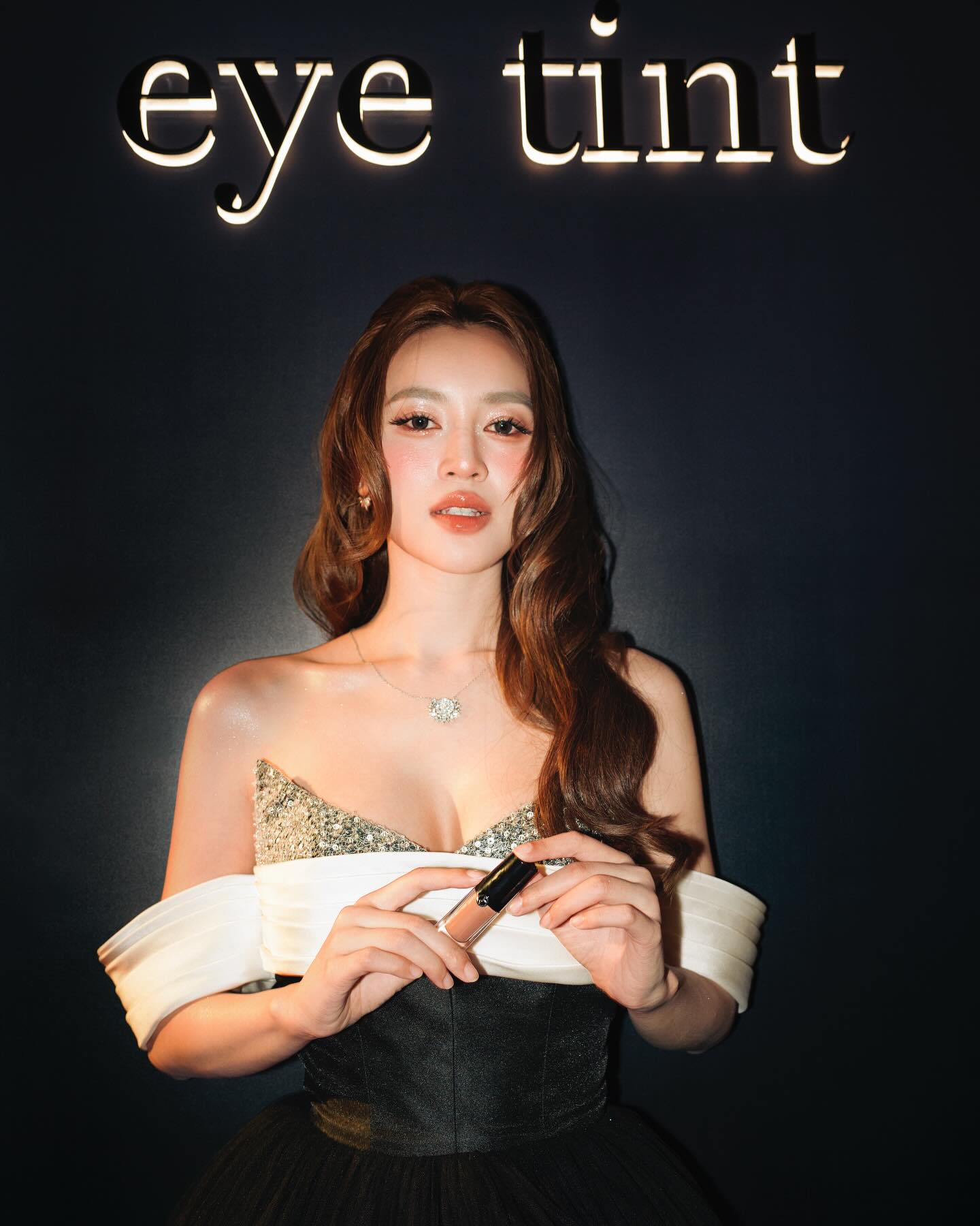7 “bàn tay ngọc” của showbiz Việt: Số 1 đúng chuẩn tay phu nhân, muốn khổ cũng khó- Ảnh 8.