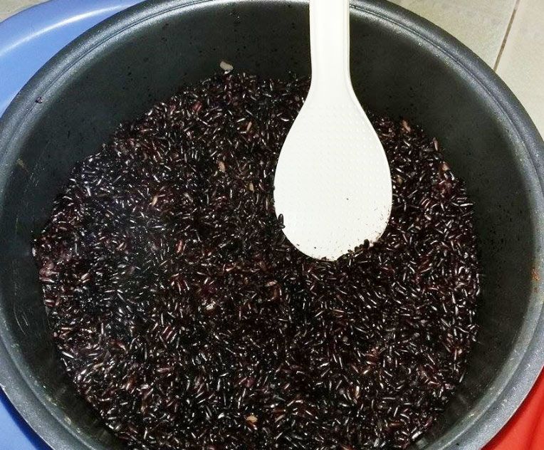 Tết Đoan Ngọ đầu tiên làm dâu, bát rượu nếp cẩm khiến tôi lặng người: Bát quà của mẹ và vị ký ức- Ảnh 2.