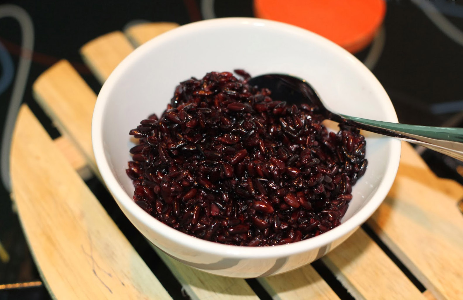 Tết Đoan Ngọ đầu tiên làm dâu, bát rượu nếp cẩm khiến tôi lặng người: Bát quà của mẹ và vị ký ức- Ảnh 3.