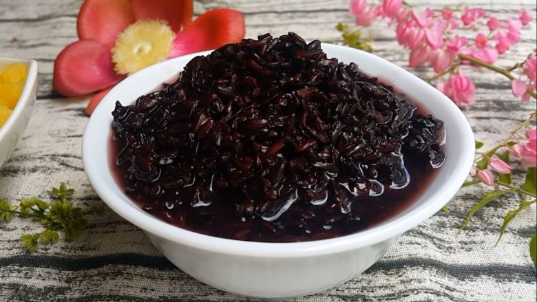 Tết Đoan Ngọ đầu tiên làm dâu, bát rượu nếp cẩm khiến tôi lặng người: Bát quà của mẹ và vị ký ức- Ảnh 4.