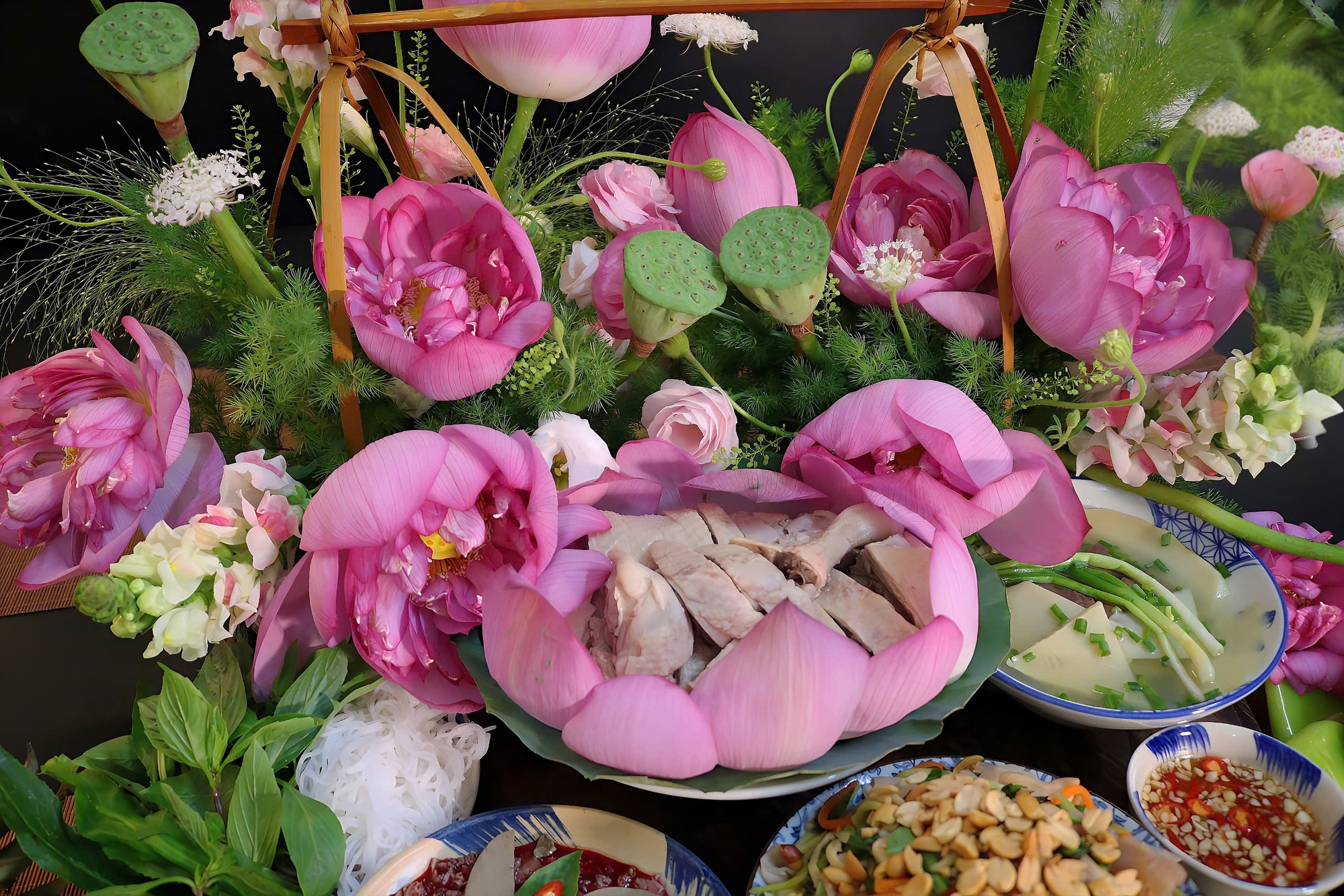 Ngắm mâm cỗ vịt dịp Tết Đoan Ngọ "tuyệt đối ngon, tuyệt đối điện ảnh" của mẹ đảm Hà Nội- Ảnh 2.