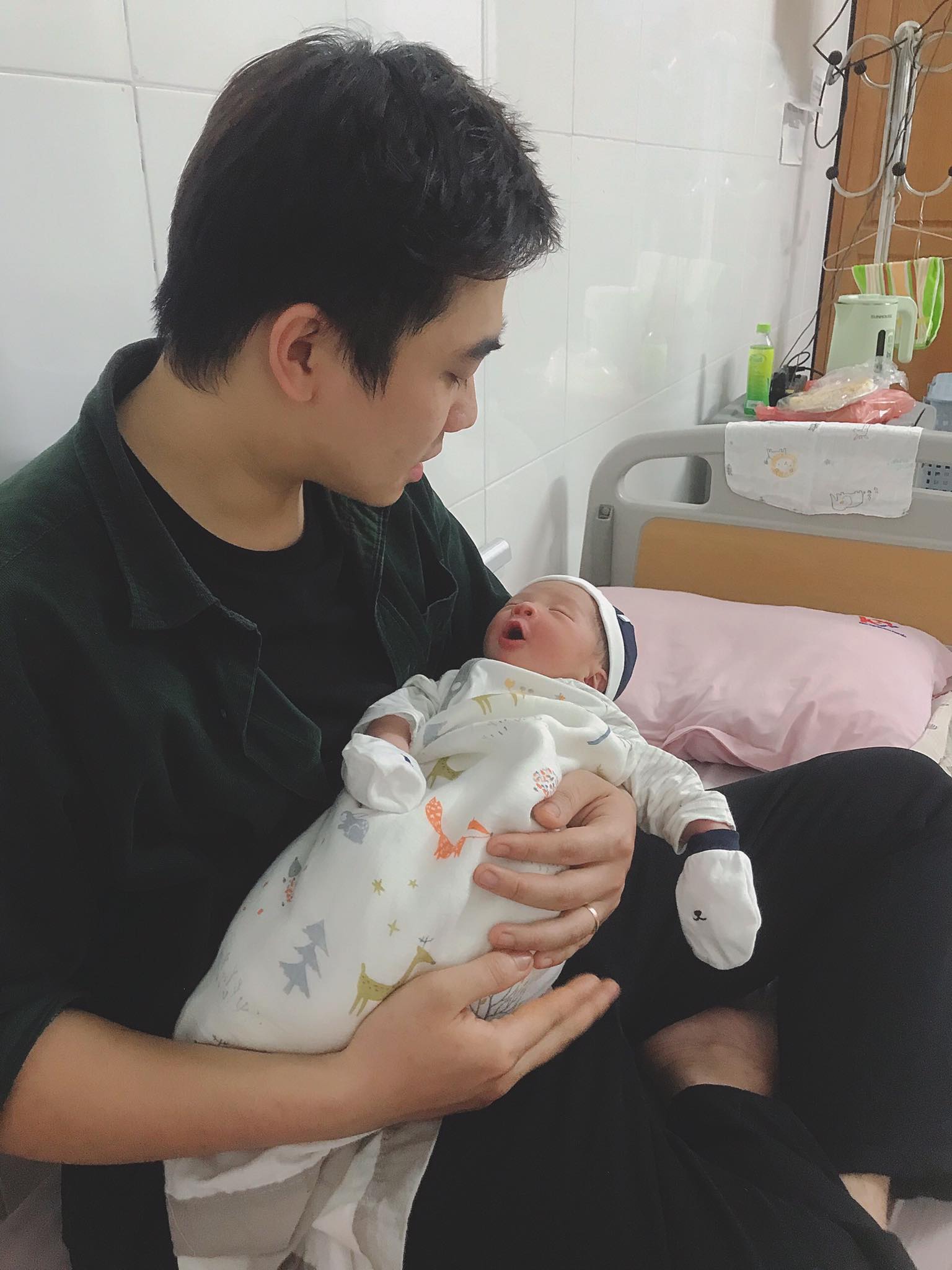Ông bố 25 tuổi nấu cơm cữ cho vợ: "Anh không giỏi nhiều việc nhưng anh sẽ cố gắng làm tốt điều anh giỏi nhất!"- Ảnh 11.