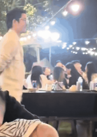 Bố vợ doanh nhân của Văn Hậu hiếm hoi lộ diện, "dân chơi hip hop" giờ là ông ngoại phong độ nhất làng bóng đá- Ảnh 1. Bố vợ doanh nhân của Văn Hậu hiếm hoi lộ diện, "dân chơi hip hop" giờ là ông ngoại phong độ nhất làng bóng đá- Ảnh 1.