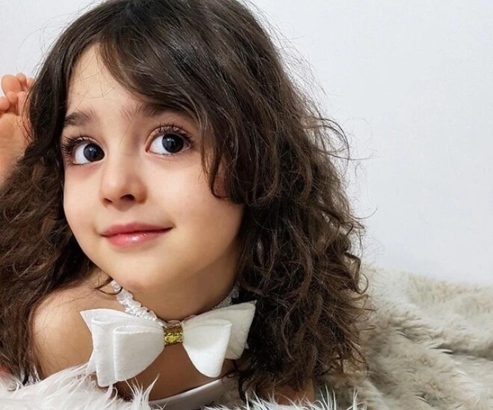 Bé gái sở hữu nhan sắc tựa công chúa xé truyện bước ra, bố nghỉ việc lương cao để ở nhà làm vệ sĩ riêng- Ảnh 1.