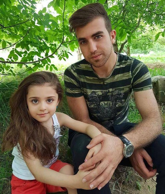 Bé gái sở hữu nhan sắc tựa công chúa xé truyện bước ra, bố nghỉ việc lương cao để ở nhà làm vệ sĩ riêng- Ảnh 3.