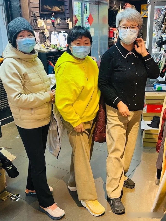 Phụ nữ trung niên tốt nhất đừng mang 3 kiểu giày này, trông vừa rẻ tiền vừa thiếu gu- Ảnh 4.