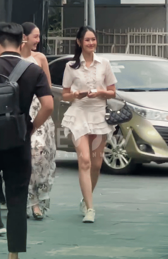 Dáng đi "xả stress" giữa đường của vợ Anh Đức làm lu mờ mỹ nhân cổ trang đẹp nhất hiện tại- Ảnh 1.