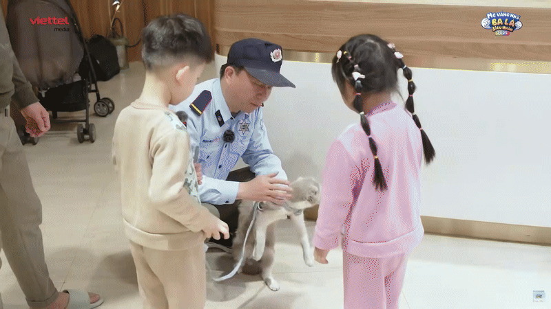 Cặp sinh đôi nhà Khắc Việt bất ngờ bị góp ý vì nói chuyện trống không- Ảnh 1.