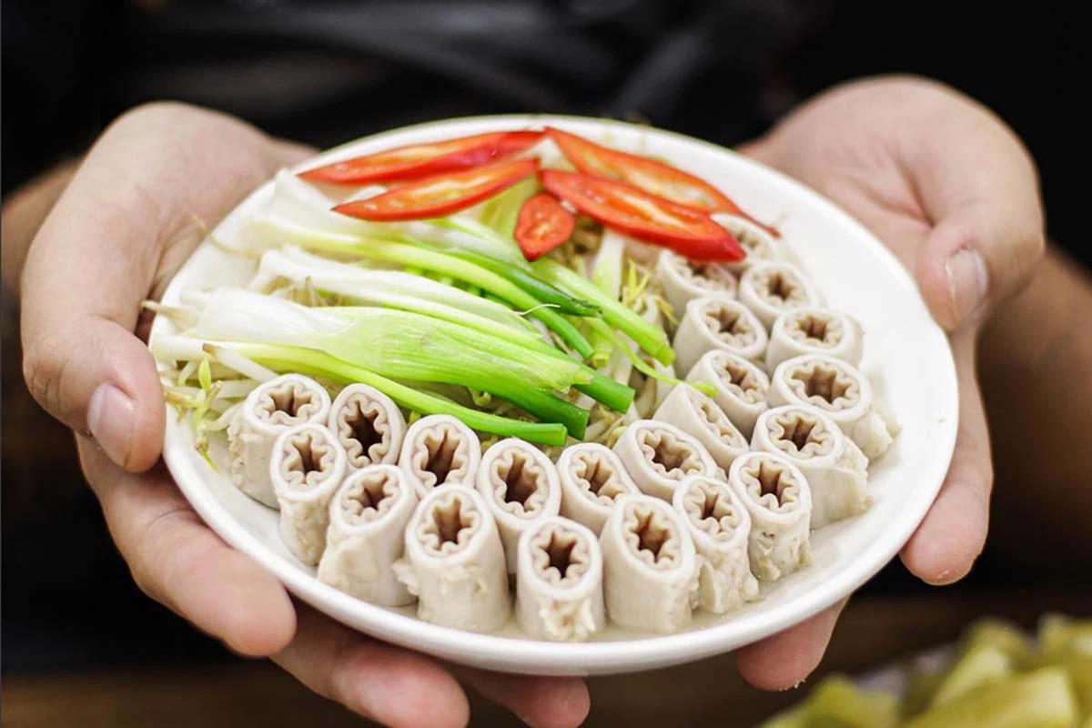 đĩa-phở-cuốn-kèm-rau-sống-và-ớt,-được-cầm-bằng-tay..jpg
